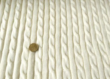 Winter dream knitted fabric in cable pattern ecru